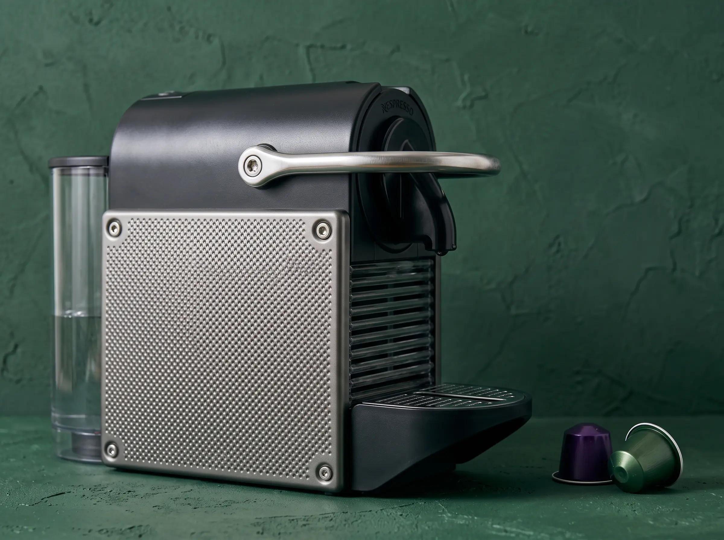 Machine Nespresso Pixie sur fond vert foncé – DZ Coffee Machine Alger